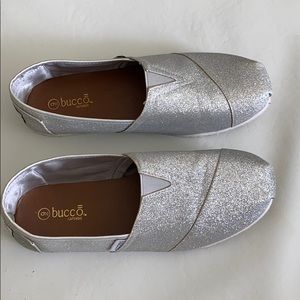 Bucco capensis  silver glitter flats
